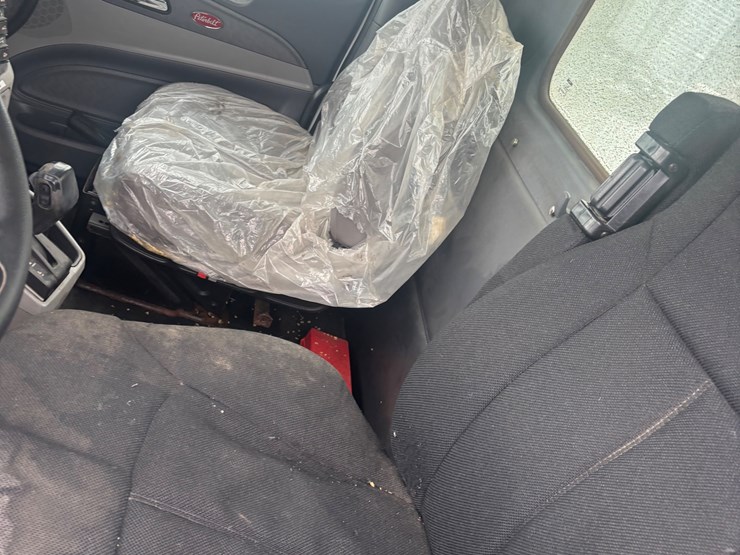 #1550-•-2016-peterbuilt-day-cab-auto-image-4