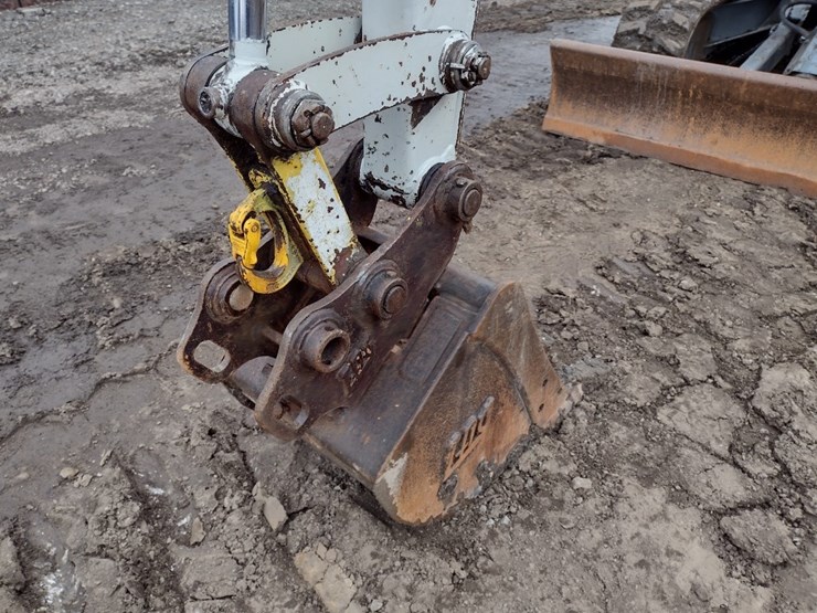 takeuchi-tb240-image-17