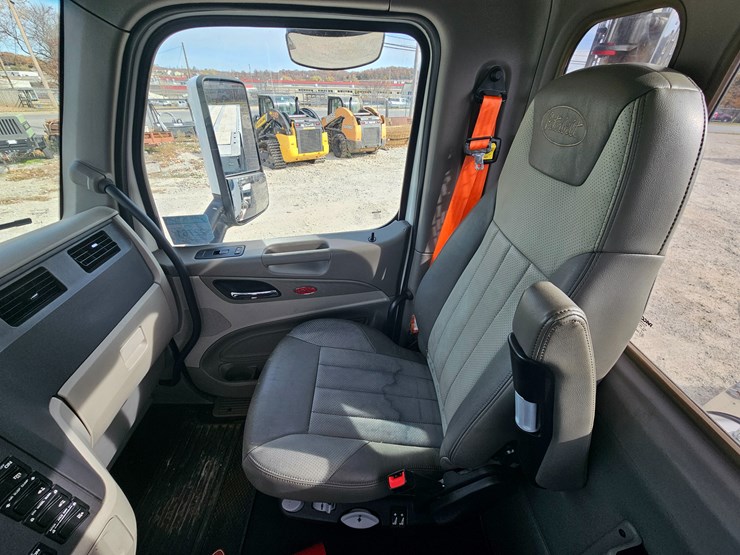 peterbilt-579-image-45