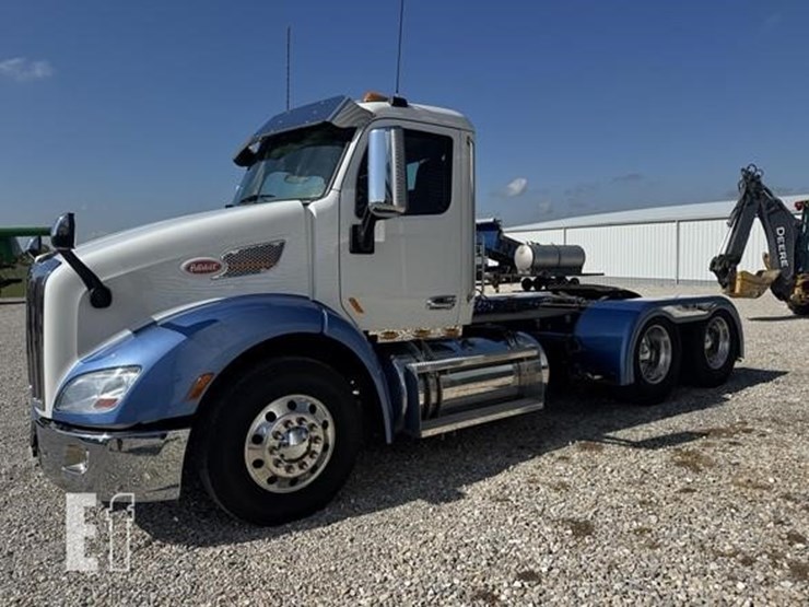 2019-peterbilt-579-image-2
