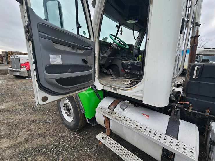 freightliner-columbia-120-image-74