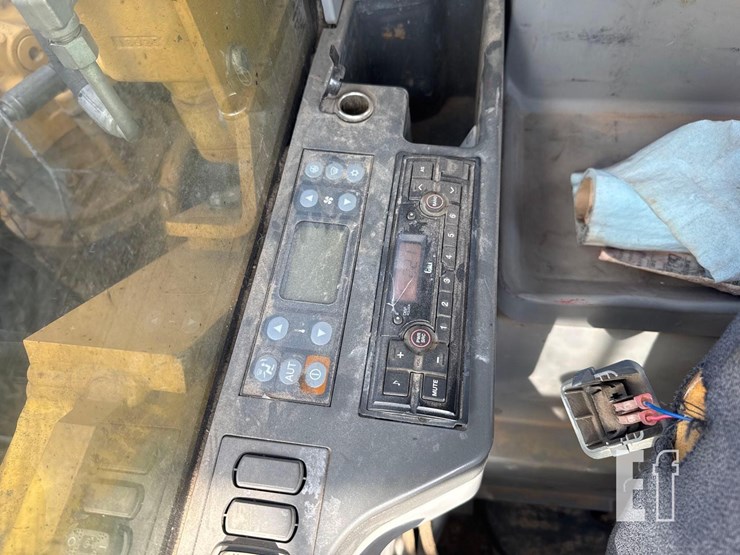 2019-caterpillar-326fl-image-37