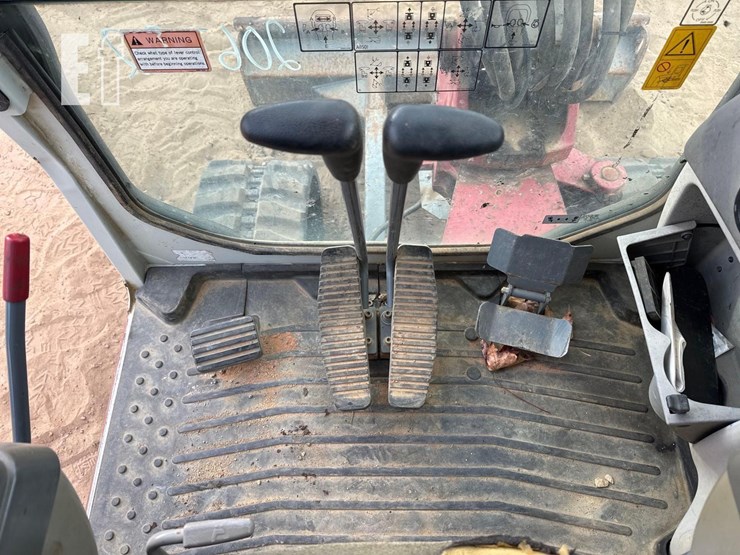 takeuchi-tb235-2-image-35