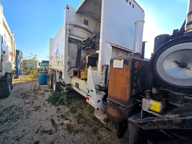 2002-peterbilt-320-image-4