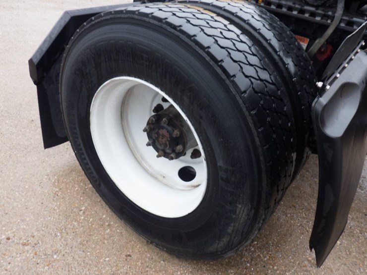 2020-freightliner-cascadia-126-image-6