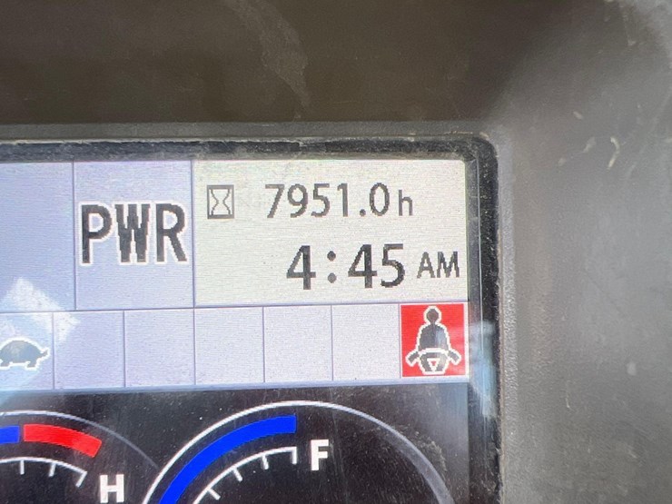 deere-245g-lc-image-31