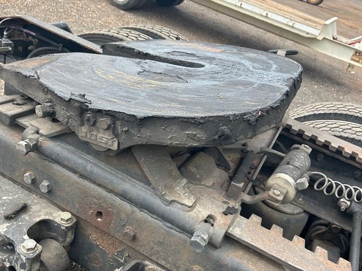 peterbilt-384-image-7