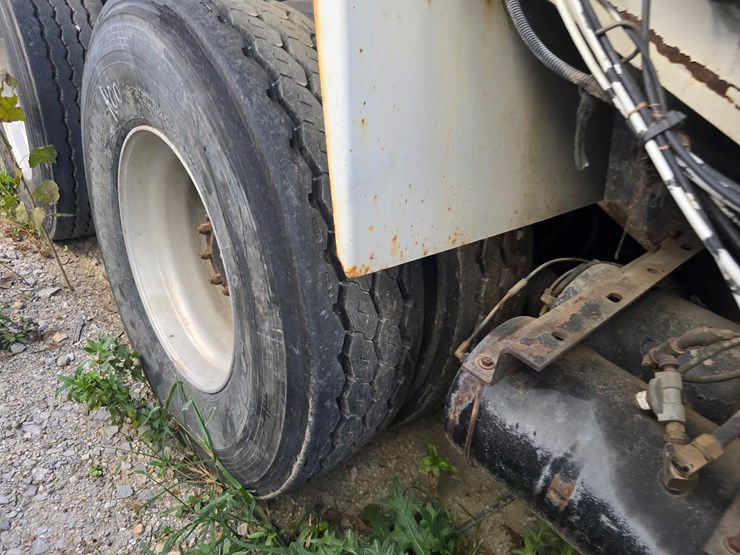 2002-peterbilt-320-image-56