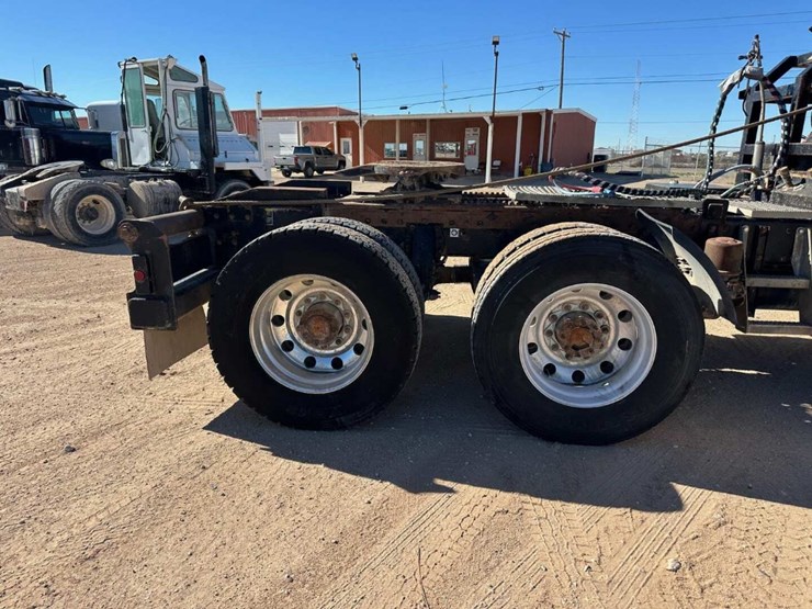 2012-peterbilt-388-image-3