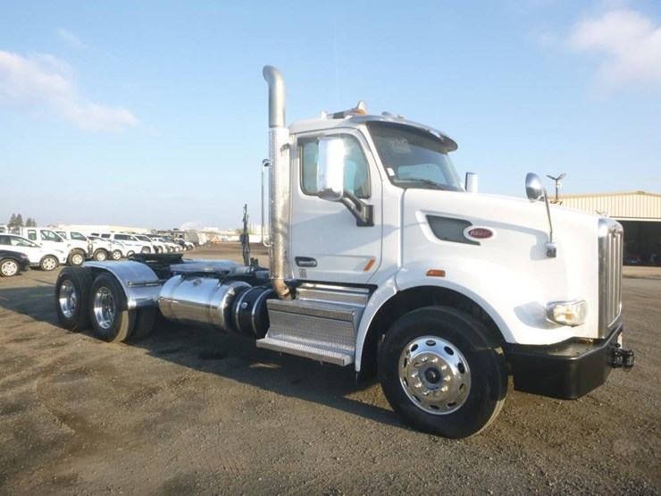 2019-peterbilt-567-image-2