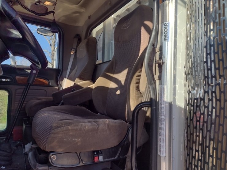 peterbilt-388-image-16