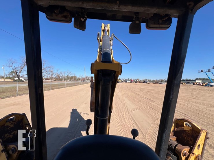 2016-caterpillar-415f2-image-41