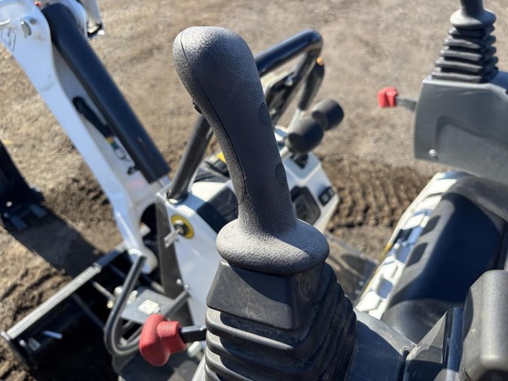 2022-bobcat-e10e-hydraulic-excavator-image-27