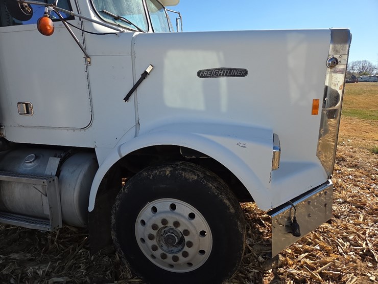 1988-freightliner-day-cab-semi-image-34