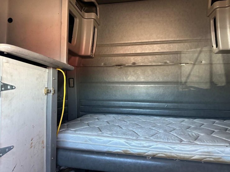 2004-peterbilt-379-image-5