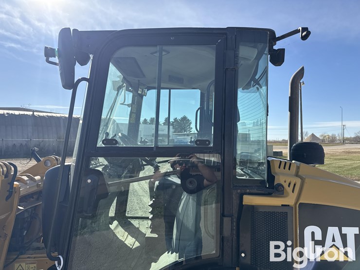 2015-caterpillar-906m-image-12