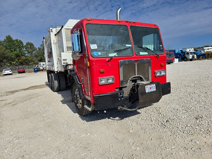 2003-peterbilt-320-image-46