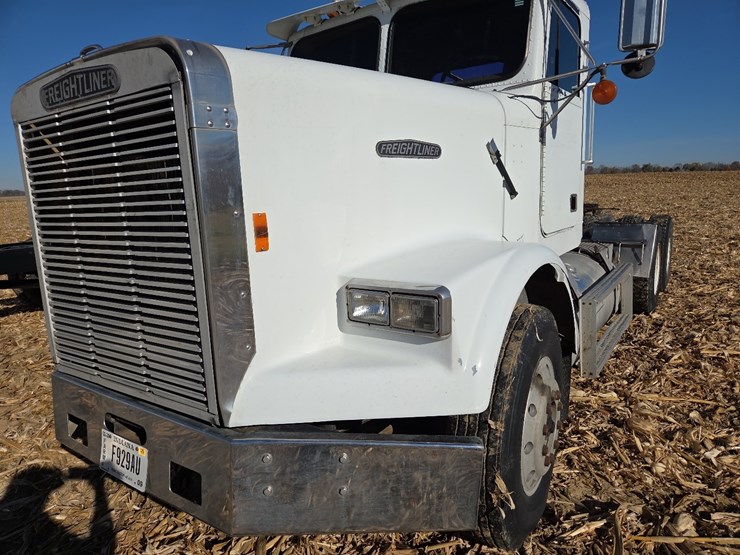 1988-freightliner-day-cab-semi-image-5