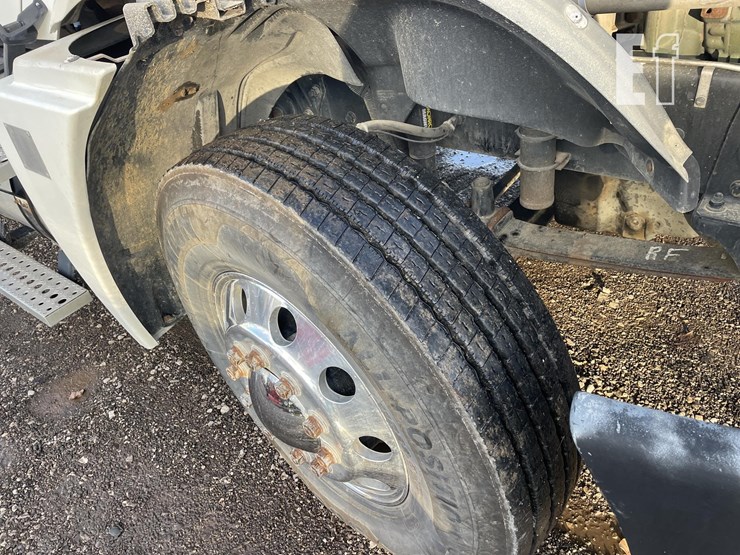 freightliner-columbia-120-image-18