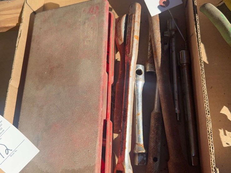 3/8"-ratchets,-extension,-and-sockets-image-1