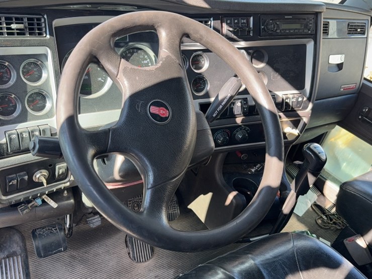 2013-kenworth-t800-image-17