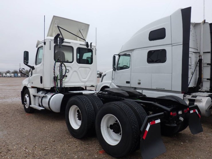 freightliner-cascadia-126-image-12