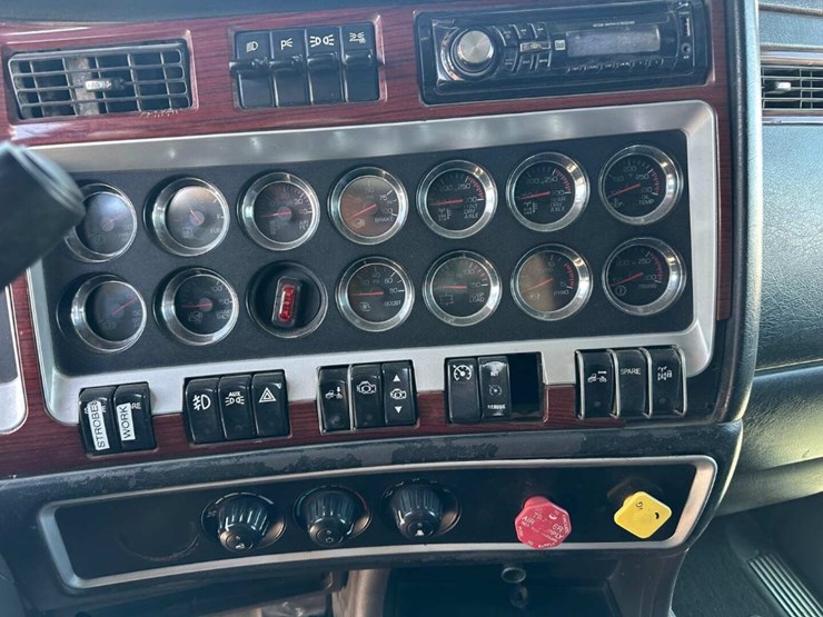 2007-kenworth-w900b-image-14