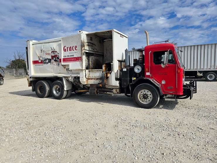 2005-peterbilt-320-image-25