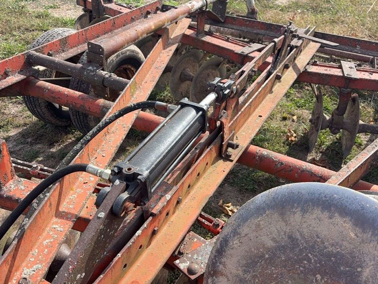 14ft-pull-type-hyd.-disk,-tandem-axle,-newer-tires,-newer-cylinder,-was-using-this-fall,-now-needs-a-new-bearing-and-shaft-on-front-left-side-image-15