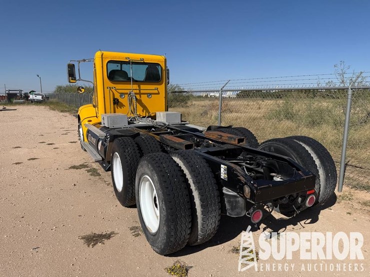 2014-peterbilt-384-image-2