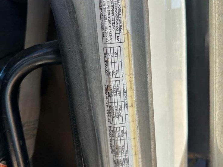 2012-peterbilt-388-image-10