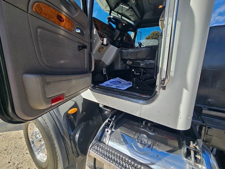 2009-peterbilt-365-image-66