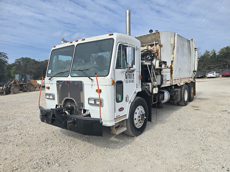 2003-peterbilt-320-image-3