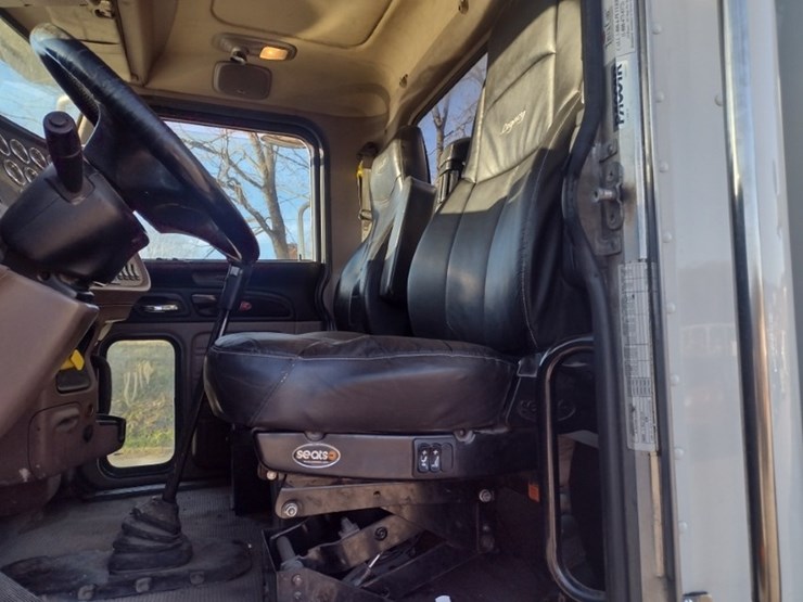 peterbilt-389-image-16