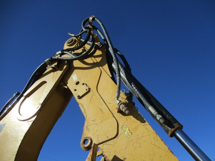 2017-caterpillar-450f-image-23