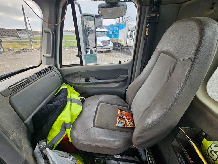 freightliner-columbia-120-image-79