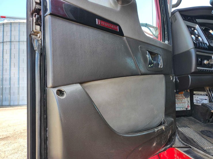 2011-kenworth-t800-image-16