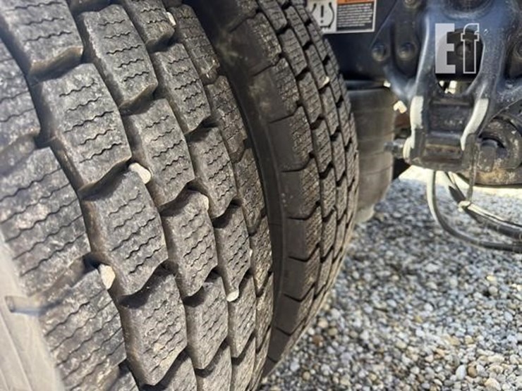 2019-peterbilt-579-image-17