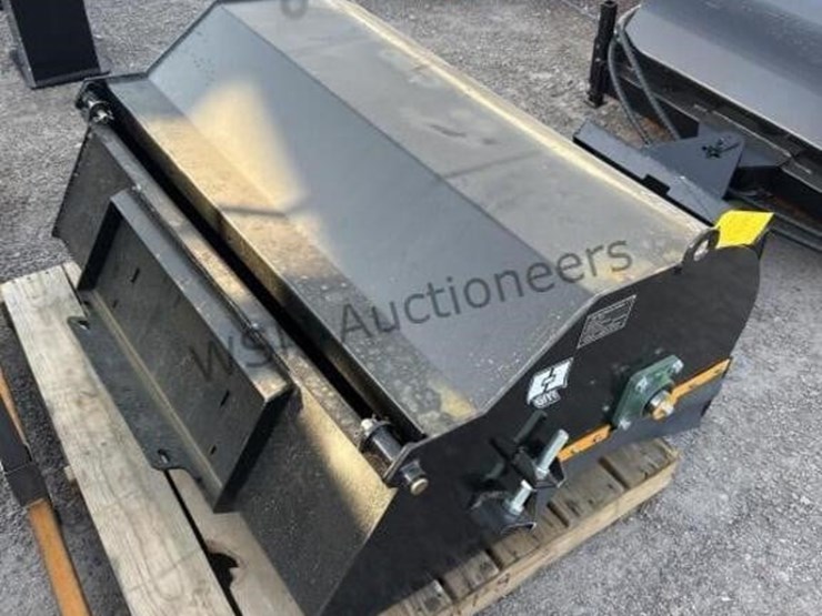 2025-giyi-bs43-boxbroom-for-stand-up-skid-steer-image-4