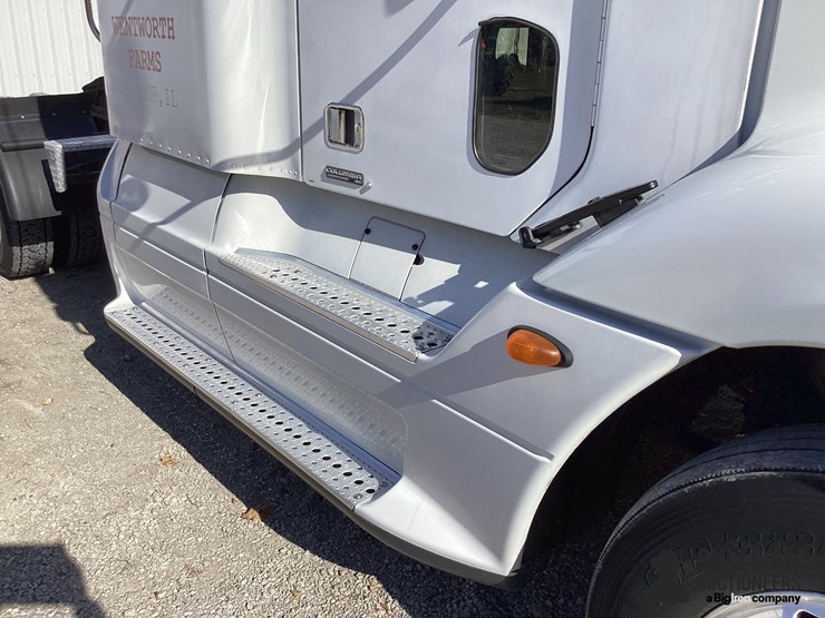 2005-freightliner-columbia-120-image-13