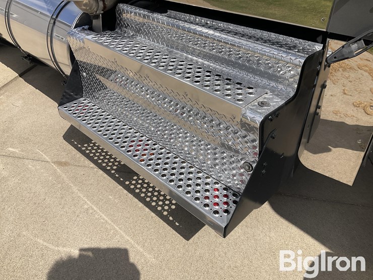 2017-kenworth-w900l-image-14