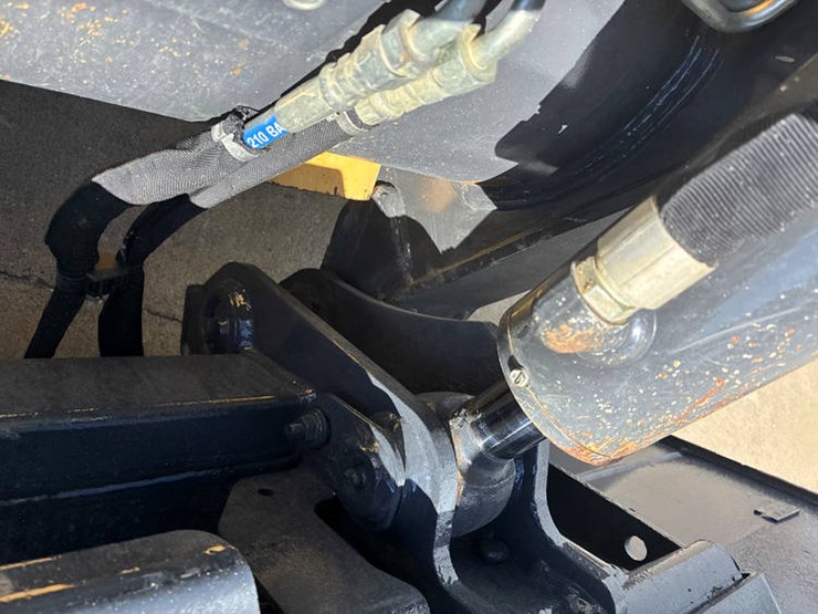 new-holland-c334-image-18