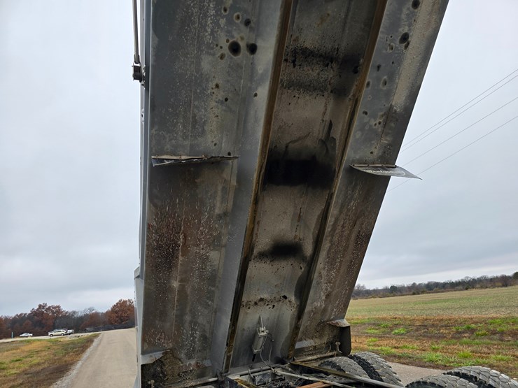 2020-peterbilt-567-image-84