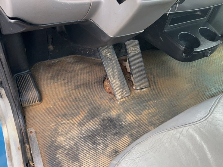 2012-peterbilt-337-image-27