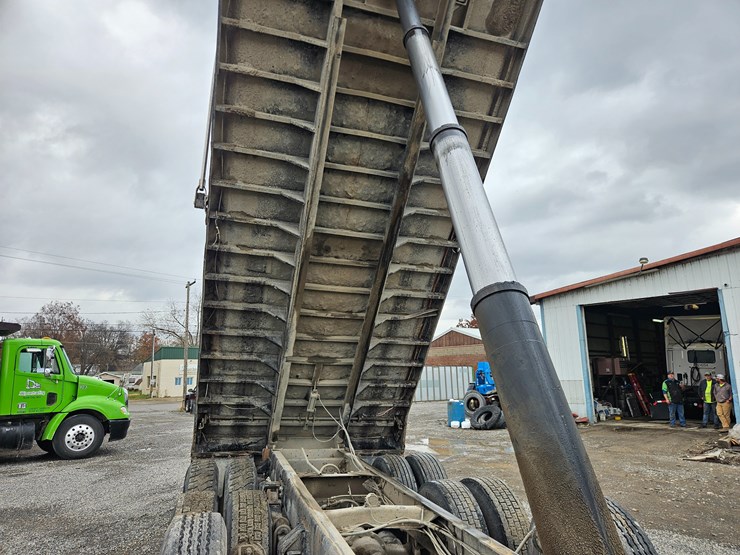 freightliner-columbia-120-image-40