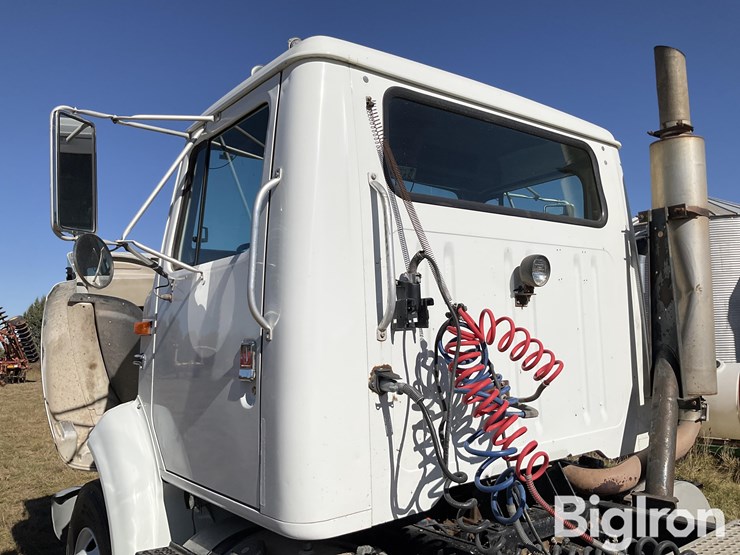 1996-international-8100-image-13