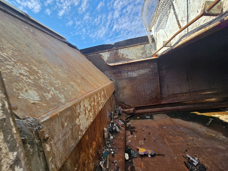 2003-peterbilt-320-image-88