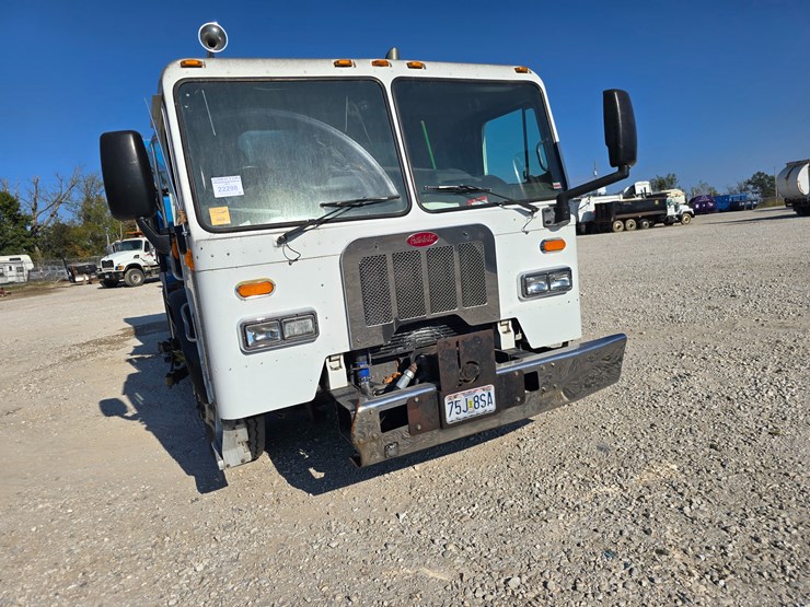 2013-peterbilt-320-image-31