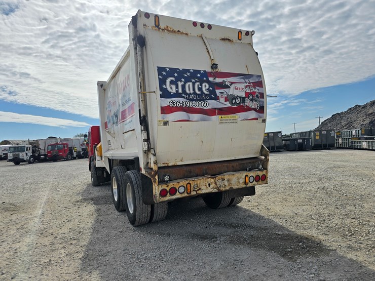 2005-peterbilt-320-image-13