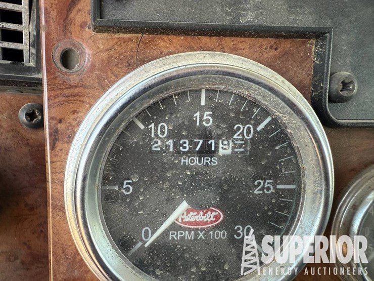 peterbilt-335-image-8